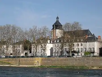 L'église Notre-Dame-de-Recouvrance depuis le quai Barentin.