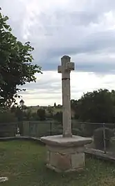 Croix près de l'église.