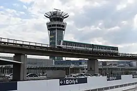 Orlyval devant la tour de contrôle de l'aéroport.