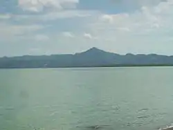 La baie face à Merida, avec le sommet de la montagne Magsanga en arrière-plan.