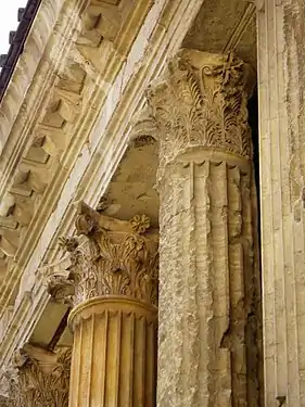 Zoom sur l’ornement des colonnes du temple.