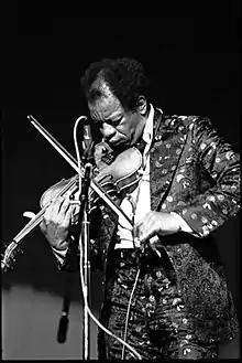 un Noir-Américain en train de juer du violon
