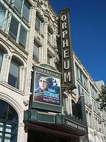 Façade d'un bâtiment de trois étages avec une pancarte sur laquelle est marquée le nom du cinéma, Orpheum, et le visage de Johnny Depp tel qu'il apparaît dans le film.