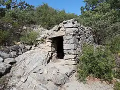 "Orri" (cabane en pierre sèche) construite de (et sur) le "granite  de Millas", un kilomètre au nord du village, sur le chemin qui va vers St Jacques de Calahons.