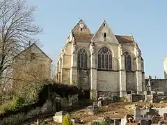 Ancien presbytère et chevet de l'église.