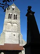 Clocher roman de l'église.