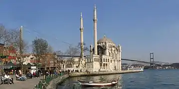 La moquée Ortaköy sur le Bosphore et le pont du Bosphore