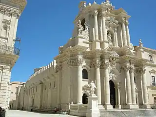 La façade, le campanile et le côté gauche avec les colonnes doriques.