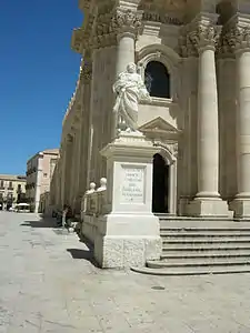 La statue de saint Pierre, à gauche au pied de la façade.