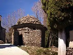 Tombe située en contrebas du chevet