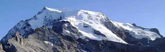 Payerhütte et le plateau glaciaire Oberer Ortlerferner au second plan.