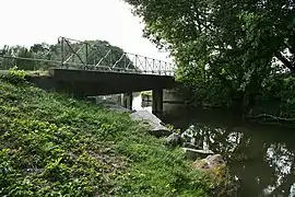 Confluence avec le Loing après le pont de Moret-sur-Loing, à Moret-Loing-et-Orvanne.