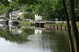 En passant sous le pont, l'Orvanne vient se jeter dans le Loing à Moret-Loing-et-Orvanne.