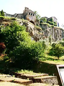 Contreforts sédimento-volcaniques du site d'Orvieto composés de tuf.