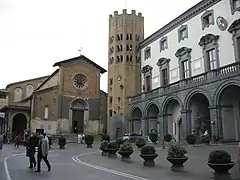 Piazza della Republica : église San Andrea et son campanile octogonal, à droite, le palais municipal.