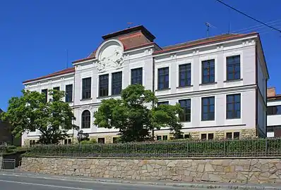 Osík : école primaire.