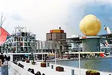 Des pavillons colorés à l'exposition universelle d'Osaka.