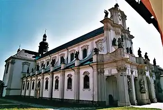 Photographie de l'aile gauche d'une église baroque.