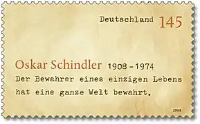 Timbre commémoratif allemand de la Deutsche Post célébrant le centenaire de la naissance d'Oskar Schindler. La phrase indique : « Celui qui sauve une vie sauve l'humanité tout entière. »