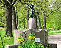 Partie du parc de ville, avec la sculpture Gråtande barn, créée par un artiste local, Arvid Källström, en 1934.