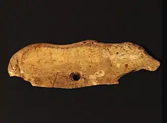 Pendentif représentant un ours sculpté dans un os de cerf, Magdalénien