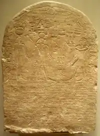 Le pharaon (à droite) fait une offrande à un couple divin, dont Nebethetepet (la plus à gauche).