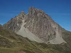 Photographie en couleurs d'une montagne.