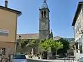 L'église et la place centrale.