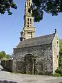 Église et ossuaire de Rosmorduc vus de le rue de l'Église.