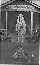 Statue de la Résignation devant l'ossuaire provisoire de Douaumont (vers 1920).