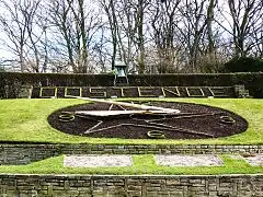 Horloge monumentale au Parc Léopold.