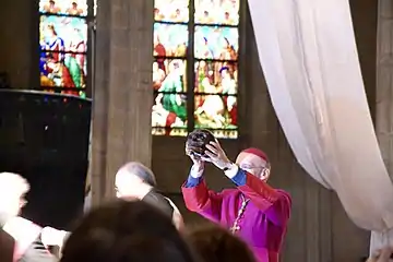 Mgr Kalist portant les reliques de Saint Martial en 2016