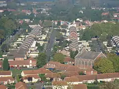 Les cités et l'église vues depuis le sommet du terril no 108, 7 d'Oignies.