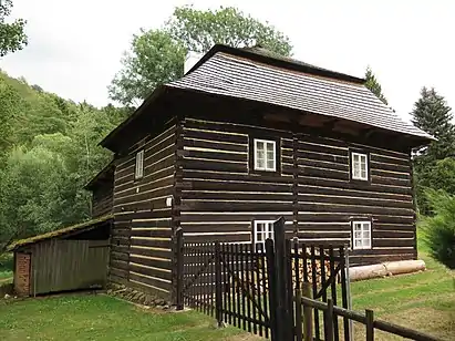 Maison en bois à Ostrovec.