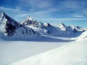 Vue de la Singla (centre gauche) surplombant le glacier d'Otemma.