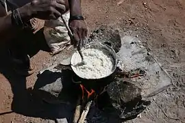 Préparation du pap en pays Himba