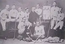 photographie en noir et blanc d'une équipe de joueurs de hockey sur glace en train de poser pour la photographie