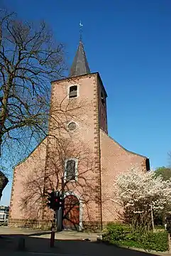 La façade et le clocher en 2010, avant la perte du tilleul centenaire.