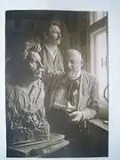 Otto Leiber sculptant le buste d'Albert Schweitzer (1909)