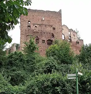 Le château de Rathsamhausen, sur les hauteurs dominant le village d'Ottrott.