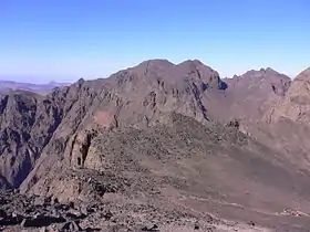 Vue du djebel Ouanoukrim depuis le djebel Toubkal avec ses deux cimes : le Timesguida à gauche et le Ras n'Ouanoukrim à droite.