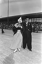 Patinage en costumes traditionnels, mars 1976 à Alkmaar. Photo : Rob Bogaerts, Anefo.