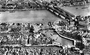 photo aérienne en noir et blanc d'une ville avec rivière et ponts