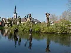 L'église (Sint-Franciskuskerk) depuis le Waardsedijk