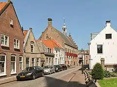 Ancien hôtel de ville aux volets rouges.