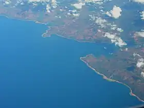 Vue aérienne de la baie de Goro à Ouinné