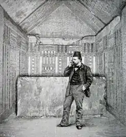 Gaston Maspero dans la chambre funéraire de la pyramide d'Ounas peu de temps après sa découverte