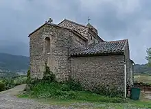 Photo de l'église Notre-Dame du Buc, petite église avec des murs en pierre et un toit en tuiles