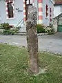 Un menhir devant la mairie.