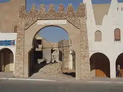 Une porte du ksar, la façade a été restaurée, mais dégradation visible à l’intérieur